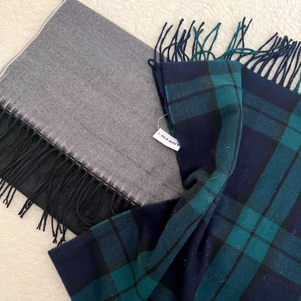 2-women scarfs. Brand new. One from old navy with tags. Other off brand.
